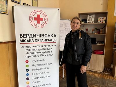 "Команда, що допомагає іншим": як у Бердичеві Червоний Хрест підтримує переселенців і навчає безпеки "Команда, що допомагає іншим": як у Бердичеві Червоний Хрест підтримує переселенців і навчає безпеки