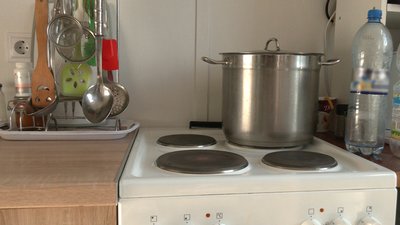 По пів дня без електрики, в спеці та з протікаючими трубами: як живуть люди у модульному містечку на Дрозда у Чернігові По пів дня без електрики, в спеці та з протікаючими трубами: як живуть люди у модульному містечку на Дрозда у Чернігові