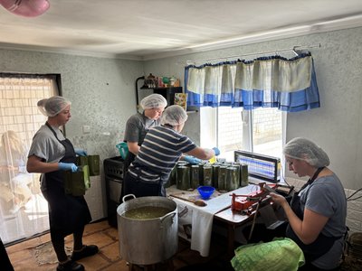 "Ми тримаємо свій фронт": у селі на Вінниччині готують домашню їжу для захисників "Ми тримаємо свій фронт": у селі на Вінниччині готують домашню їжу для захисників