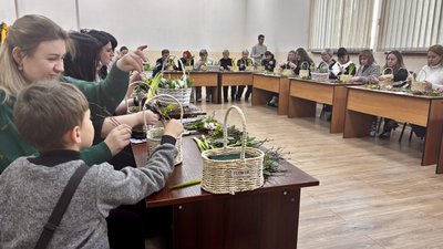У Мукачеві провели квітотерапію для дружин і матерів військових У Мукачеві провели квітотерапію для дружин і матерів військових