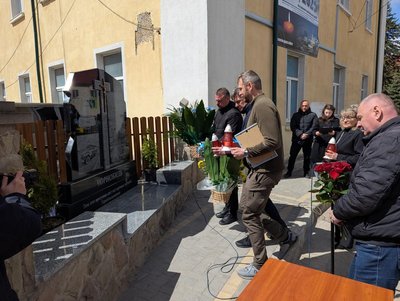 покладання квітів, лампадки, пам'ятник ЧАЕС покладання квітів, лампадки, пам'ятник ЧАЕС