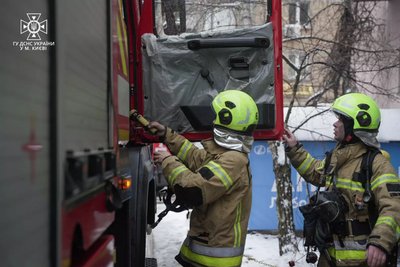 У Києві сталася пожежа у п'ятиповерхівці: до лікарні потрапила жінка та двоє дітей У Києві сталася пожежа у п'ятиповерхівці: до лікарні потрапила жінка та двоє дітей
