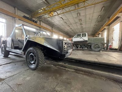На Миколаївщині слюсарі переобладнують цивільні автівки в багі для військових На Миколаївщині слюсарі переобладнують цивільні автівки в багі для військових