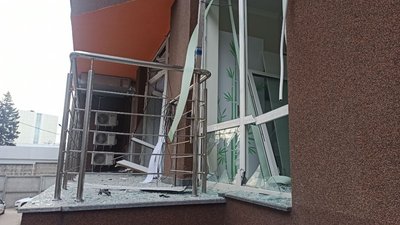 "Головне, що всі живі": кияни прибирають пошкоджені "Шахедом" квартири
