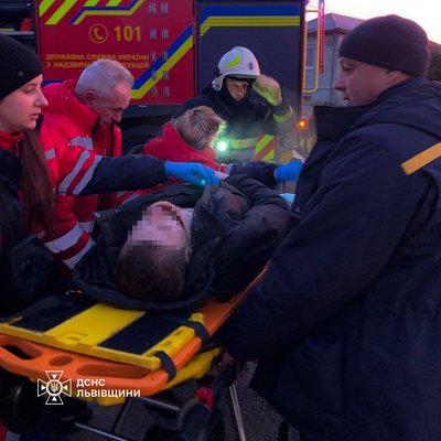 ДТП у Стрийському районі Львівщини: заблокованого водія витягали рятувальники ДТП у Стрийському районі Львівщини: заблокованого водія витягали рятувальники