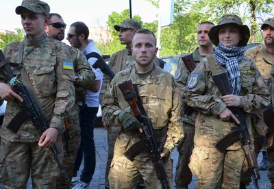 Боєць батальйону особливого призначення "Січ" Ігор Гуменюк (у центрі), перед відправленням в зону АТО, 20 травня 2015 Боєць батальйону особливого призначення "Січ" Ігор Гуменюк (у центрі), перед відправленням в зону АТО, 20 травня 2015