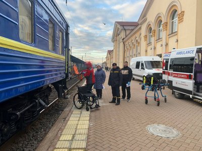 У Вінниці зустрічають евакуйованих людей з прифронтових регіонів У Вінниці зустрічають евакуйованих людей з прифронтових регіонів