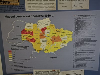 90-і роковини Голодомору: на Житомирщині відкрили тематичні виставки та вшанували пам'ять загиблих від голоду 90-і роковини Голодомору: на Житомирщині відкрили тематичні виставки та вшанували пам'ять загиблих від голоду