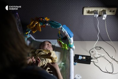 Анна з новонародженою донькою Афіною в будинку батьків її чоловіка на Київщині, 27 січня 2026 року Анна з новонародженою донькою Афіною в будинку батьків її чоловіка на Київщині, 27 січня 2026 року
