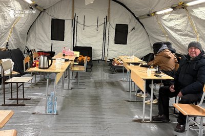 "Заходжу взяти окріп": як жителі столичної Троєщини гріються в наметовому містечку "Заходжу взяти окріп": як жителі столичної Троєщини гріються в наметовому містечку