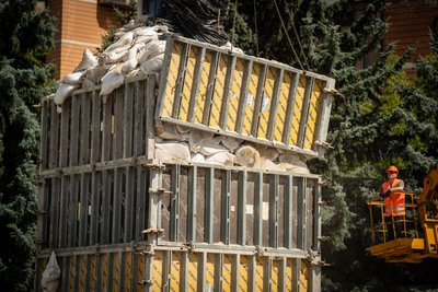 Памʼятники в Києві розконсервовують: чому з них прибирають захисні конструкції Памʼятники в Києві розконсервовують: чому з них прибирають захисні конструкції