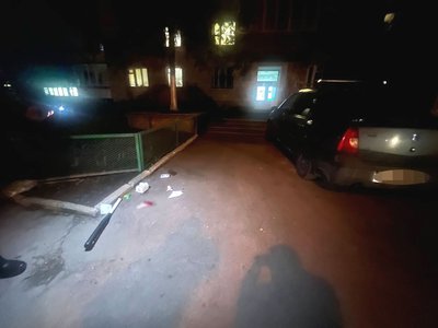 У Рівному чоловік посеред вулиці побив битою жінку на очах у сина. Що відомо про інцидент У Рівному чоловік посеред вулиці побив битою жінку на очах у сина. Що відомо про інцидент
