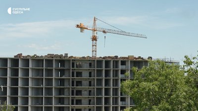 Будівництво біля «М1» в Одесі: міськрада через суд вимагає демонтувати три поверхи, які перекрили вид на море Будівництво біля «М1» в Одесі: міськрада через суд вимагає демонтувати три поверхи, які перекрили вид на море