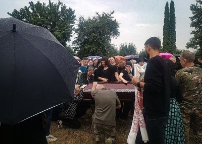 Прощаються з Юрієм на кладовищі в селі Городище
