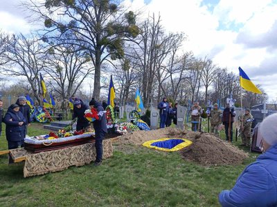 Зустріли на колінах: громада Черкащини попрощалась із захисником