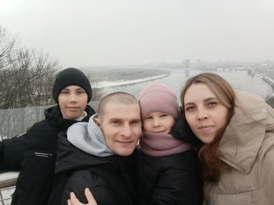 Олександр Супрун з дружиною і дітьми Олександр Супрун з дружиною і дітьми