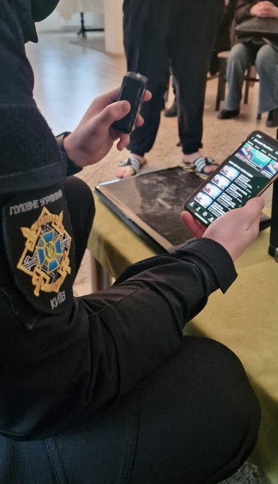 "В усьому винні США": "політексперту" з Києва оголосили підозру за поширення фейків про війну "В усьому винні США": "політексперту" з Києва оголосили підозру за поширення фейків про війну