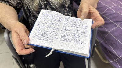 Переселенка з Донеччини Валентина Похвалій виписує у блокнот рецепти, мріє знову готувати самостійно Переселенка з Донеччини Валентина Похвалій виписує у блокнот рецепти, мріє знову готувати самостійно