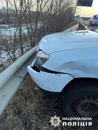На Харківщині зіштовхнулися чотири автомобілі: водія одного з них доставили до лікарні На Харківщині зіштовхнулися чотири автомобілі: водія одного з них доставили до лікарні