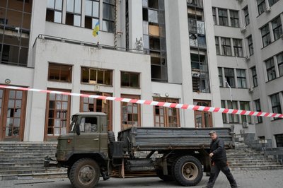 У Держпромі у Харкові вилетіли вікна та вітражі після авіаудару РФ У Держпромі у Харкові вилетіли вікна та вітражі після авіаудару РФ