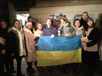 Лауреатку Нобелівської премії миру Олександру Матвійчук зустрічають на вокзалі у Києві Лауреатку Нобелівської премії миру Олександру Матвійчук зустрічають на вокзалі у Києві