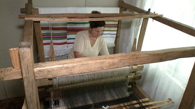 Створює ткані полотна на 200-літньому верстаті Створює ткані полотна на 200-літньому верстаті