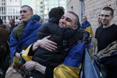 Україна та Росія провели найбільший обмін полоненими Україна та Росія провели найбільший обмін полоненими