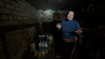 Валентина показує льох всередені Олександрівка Лиманська громада Донецька область 20 червня 2025 рік Валентина показує льох всередені Олександрівка Лиманська громада Донецька область 20 червня 2025 рік
