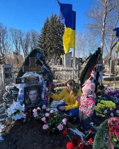 Співачка Надя Дорофєєва привезла на могилу загиблого Героя України Андрія Верхогляда його погони підполковника Співачка Надя Дорофєєва привезла на могилу загиблого Героя України Андрія Верхогляда його погони підполковника