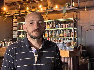 "Треба пам'ятати ціну, яку ми платимо". Заклади Дніпра долучилися до акції вшанування полеглих військових "Стіл пам'яті" "Треба пам'ятати ціну, яку ми платимо". Заклади Дніпра долучилися до акції вшанування полеглих військових "Стіл пам'яті"