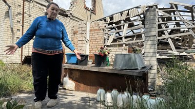 Валентина показує корито для купання та законсервовану муку Олександрівка Лиманська громада Донецька область 20 червня 2025 рік Валентина показує корито для купання та законсервовану муку Олександрівка Лиманська громада Донецька область 20 червня 2025 рік