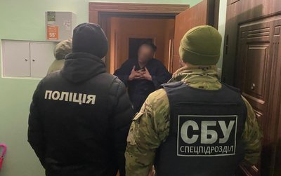 Виготовляли та збували наркотики: на Хмельниччині повідомлено про підозру 5 учасникам організованої групи