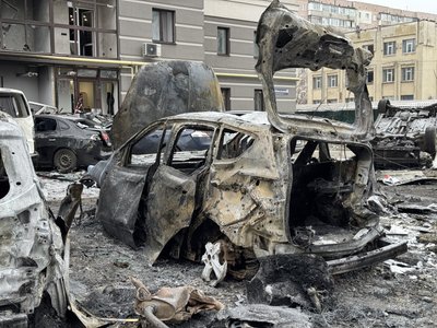 "Почули, що люди кричать": очевидці розповіли про влучання "шахеда" в автостоянку в Сумах "Почули, що люди кричать": очевидці розповіли про влучання "шахеда" в автостоянку в Сумах