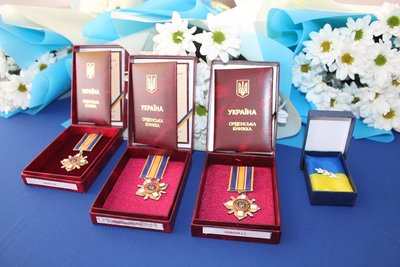На Вінниччині родинам трьох полеглих бійців передали їх посмертні нагороди На Вінниччині родинам трьох полеглих бійців передали їх посмертні нагороди