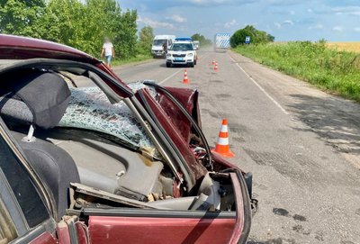 Розбита автівка внаслідок аварії Розбита автівка внаслідок аварії