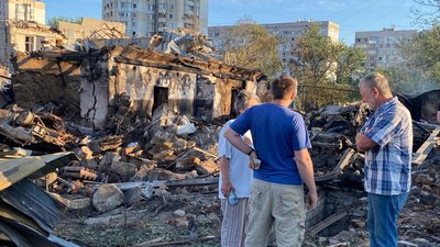 Люди поруч із зруйнованими будинками. Миколаїв, 3 серпня 2025 року Люди поруч із зруйнованими будинками. Миколаїв, 3 серпня 2025 року
