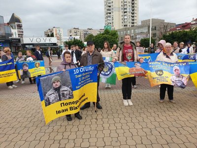 "Без тата зустріли випуск": у Хмельницькому відбулась 147 акція "Поверніть Героїв з полону" "Без тата зустріли випуск": у Хмельницькому відбулась 147 акція "Поверніть Героїв з полону"
