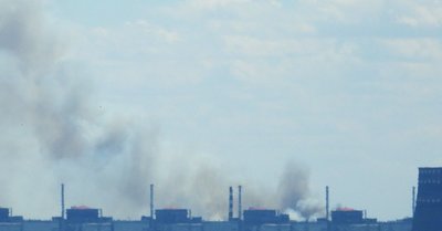 Біля тимчасово окупованої ЗАЕС піднявся стовп диму: що відомо Біля тимчасово окупованої ЗАЕС піднявся стовп диму: що відомо