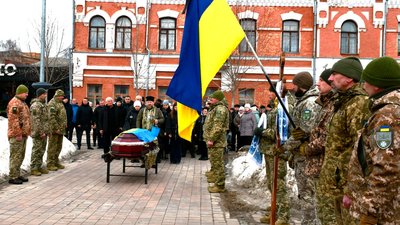 Поховання військових на Чернігівщині: у Ніжині попрощалися з бійцем Олександром Остапцем Поховання військових на Чернігівщині: у Ніжині попрощалися з бійцем Олександром Остапцем