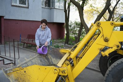 Харків'яни прибирають наслідки нічних і ранкових ударів по Немишлянському району міста Харків'яни прибирають наслідки нічних і ранкових ударів по Немишлянському району міста