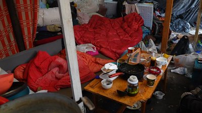 "У мене є освіта, а живу — на вулиці": як безпритульні з Дніпра облаштували дім в центрі міста "У мене є освіта, а живу — на вулиці": як безпритульні з Дніпра облаштували дім в центрі міста
