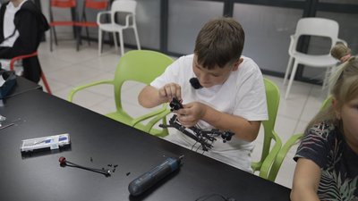У Вінниці діти збирають дрони для ЗСУ у "Творчій майстерні" У Вінниці діти збирають дрони для ЗСУ у "Творчій майстерні"