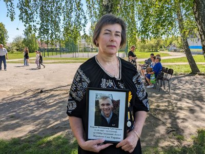 В одному із селищ Житомирщини відкрили меморіальні дошки випускникам ліцею — воїнам ЗСУ В одному із селищ Житомирщини відкрили меморіальні дошки випускникам ліцею — воїнам ЗСУ