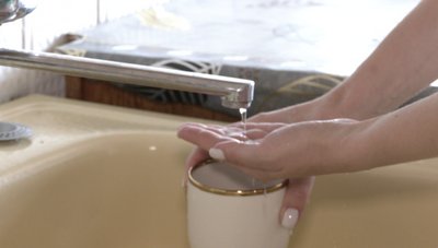 Вода ллється цівкою Вода ллється цівкою
