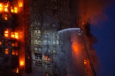 Через масштабну пожежу в житловому комплексі у Гонконзі загинули 13 людей Через масштабну пожежу в житловому комплексі у Гонконзі загинули 13 людей