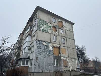 Мешканці будинку на Баленка, 7А, у Полтаві живуть в аварійному під’їзді після обстрілу 1 лютого 2025-го Мешканці будинку на Баленка, 7А, у Полтаві живуть в аварійному під’їзді після обстрілу 1 лютого 2025-го