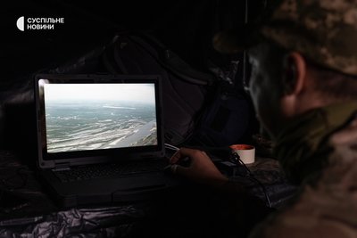 Військові показують відео з дрона. На ньому видно, як змінився ландшафт після підриву Каховської ГЕС — Дніпро повернув свої історичні русла, а на поверхню вийшли плавні Великого Лугу. Херсонщина, травень 2026 року Військові показують відео з дрона. На ньому видно, як змінився ландшафт після підриву Каховської ГЕС — Дніпро повернув свої історичні русла, а на поверхню вийшли плавні Великого Лугу. Херсонщина, травень 2026 року