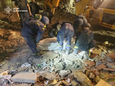 З-під завалів у Мирнограді дістали тіла людей З-під завалів у Мирнограді дістали тіла людей