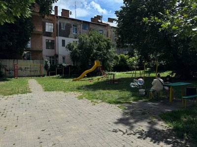 На Смаль-Стоцького оновлять дитячий майданчик На Смаль-Стоцького оновлять дитячий майданчик