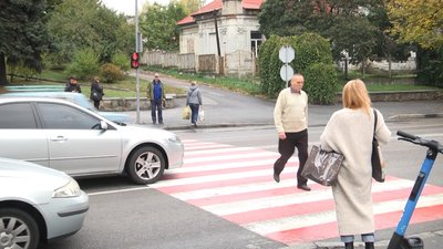 У Житомирі біля міської лікарні № 1 запрацював світлофор: що кажуть водії та пішоходи У Житомирі біля міської лікарні № 1 запрацював світлофор: що кажуть водії та пішоходи
